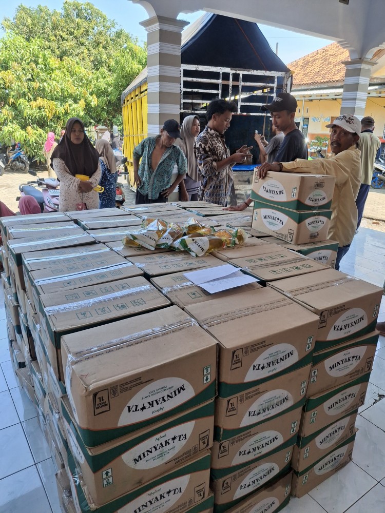 Kasun dan Perangkat Desa Gotong Royong Menurunkan Bantuan Minyak