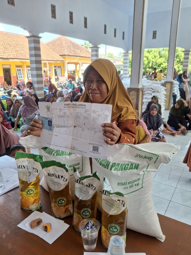 Masyarakat Senang Terima Bantuan Pangan Beras dan Minyak