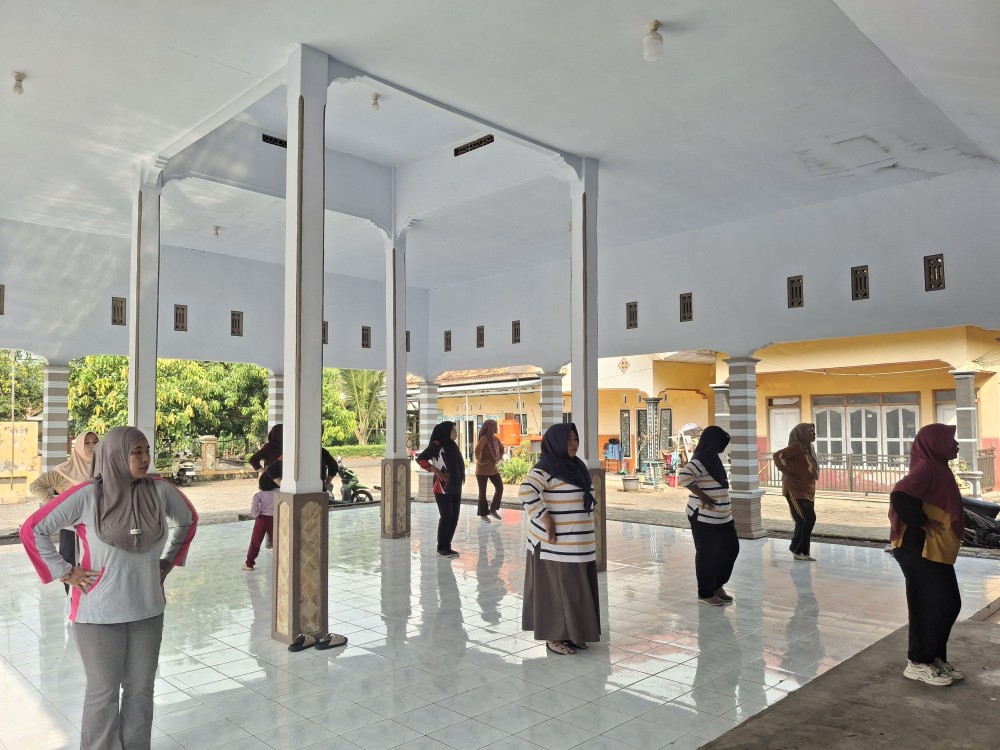 Ibu-Ibu Desa Krasak Semangat Ikuti Senam Bugar Segar di Balai Desa